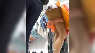 Sneak Peek - Amateur Upskirt Spying at the Mall