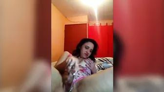 Mature Latina MILF Self-Pleasure with Glass Dildo in Homemade Video