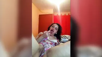 Mature Latina MILF Self-Pleasure with Glass Dildo in Homemade Video