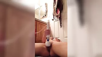 Must-See Amateur Teen Masturbates with Hitachi Vibrator!