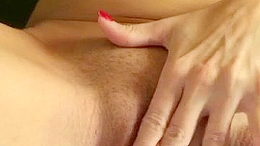 MILF Shaved Pussy Play & Fingering Amateur Masturbation