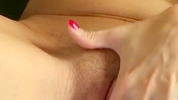 MILF Shaved Pussy Play & Fingering Amateur Masturbation