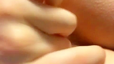 Amateur Shaved Pussy Masturbates with Fingers until Cumming in Homemade Video