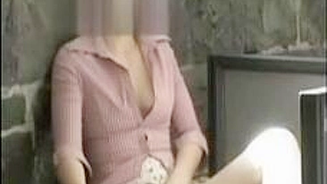 Amateur MILF Mom Fingered Herself in Pantyhose!