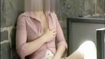 Amateur MILF Mom Fingered Herself in Pantyhose!