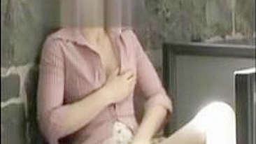 Amateur MILF Mom Fingered Herself in Pantyhose!