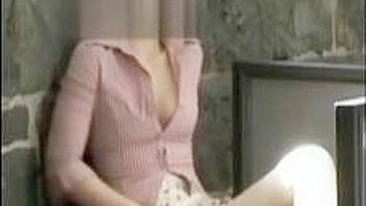 Amateur MILF Mom Fingered Herself in Pantyhose!