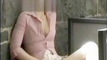 Amateur MILF Mom Fingered Herself in Pantyhose!