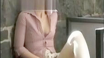 Amateur MILF Mom Fingered Herself in Pantyhose!