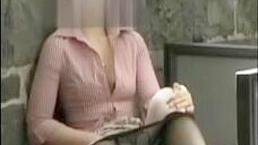 Amateur MILF Mom Fingered Herself in Pantyhose!