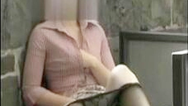 Amateur MILF Mom Fingered Herself in Pantyhose!