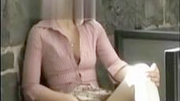 Amateur MILF Mom Fingered Herself in Pantyhose!