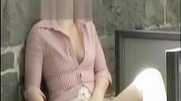 Amateur MILF Mom Fingered Herself in Pantyhose!