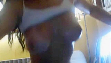 Amateur Brunette Masturbates on Webcam