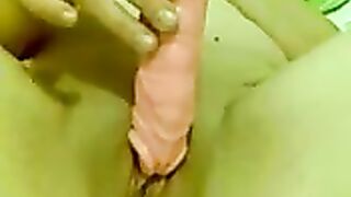 Amateur Arab BBW Masturbates with Dildo in Homemade Video