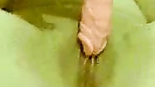 Amateur Arab BBW Masturbates with Dildo in Homemade Video