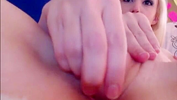Masturbating College Cutie Big O on Webcam!