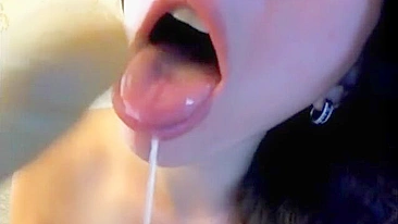 Brunette Babe with Big Naturals Masturbates on Webcam!