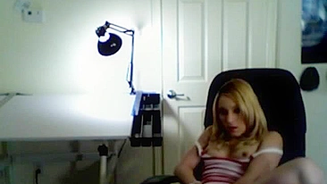 Blonde Amateur Finger Masturbates on Webcam for Homemade Orgasm