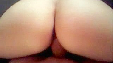 Homemade Porn with Brunette Teen Girlfriend Shaking her Booty on Cock