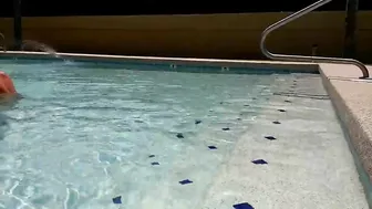 Public Pool Blowjob with Brunette Girlfriend - Amateur Homemade Porn