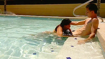 Public Pool Blowjob with Brunette Girlfriend - Amateur Homemade Porn