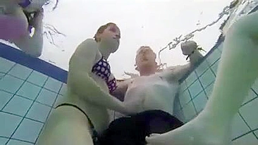 Amateur Swinger Couple Public Blowjob & Handjob in Homemade Underwater Sex