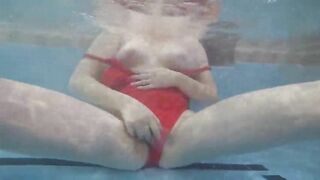 Homemade Waterplay with Horny MILF Wife in Public Gym