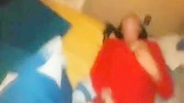 Amateur Lesbians Lick Pussy in Homemade Threesome