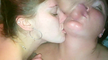 Homemade Threesome with Cum Sharing and Blowjobs