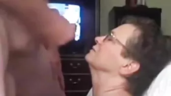 Mom makes her son cum on her face, she wants to brag about this video to her friends.