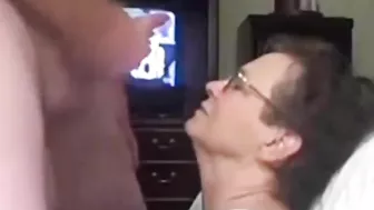 Mom makes her son cum on her face, she wants to brag about this video to her friends.