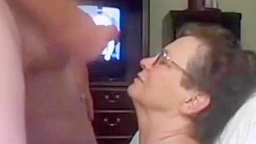 Mom makes her son cum on her face, she wants to brag about this video to her friends.