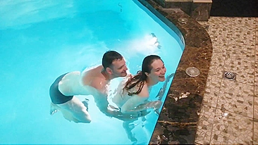 ﻿Amateur couple has sex at the pool outside