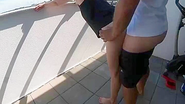 Amateur couple makes sex on the balcony for the neighbors to enjoy the show