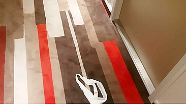 Sexy, Amateur Girl Flashes Nude On Hotel Hallway