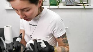 Couple makes public sex in the tattoo shop