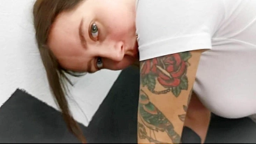 Couple makes public sex in the tattoo shop