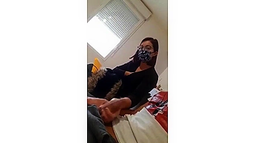 Woman helps stranger to jerk him off while waiting at doctor