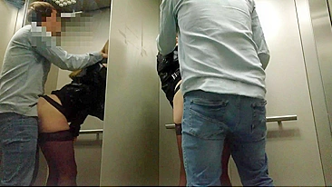 Voyeur couple does risky public sex in an elevator