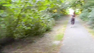 Amateur girlfriend risky blowjob in public park and cumshot on face