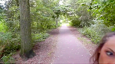 Amateur girlfriend risky blowjob in public park and cumshot on face