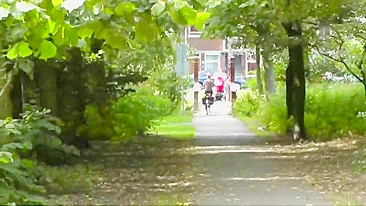 Amateur girlfriend risky blowjob in public park and cumshot on face