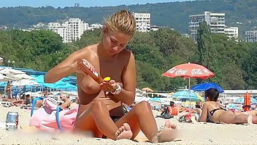 Sexy Topless Babe On Voyeur Cam Captured At The Beach
