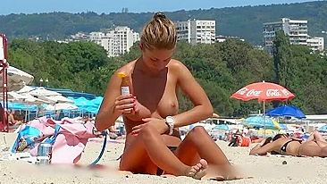 Sexy Topless Babe On Voyeur Cam Captured At The Beach