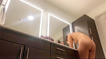 Sneakily Watch Juicy Roommate Stripping Bare For Steamy Bath