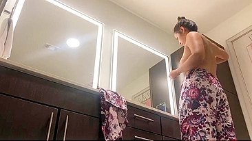 Sneakily Watch Juicy Roommate Stripping Bare For Steamy Bath