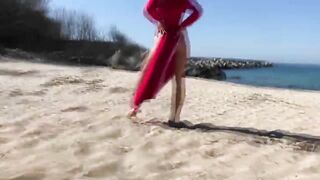 Enjoy Sex With His Hot Chick At Sunny Public Beach