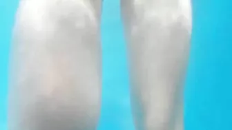 Amateur couple secretly fucking in locker room at the public pool