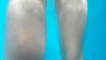 Amateur couple secretly fucking in locker room at the public pool